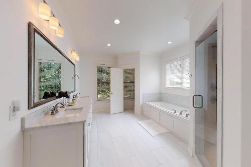 Koupelna v ubytování Island Time - 659 Cummings Ln