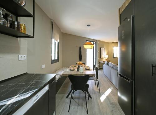 a kitchen with a table and a dining room at Fridays Flats Onix House in Hospitalet de Llobregat