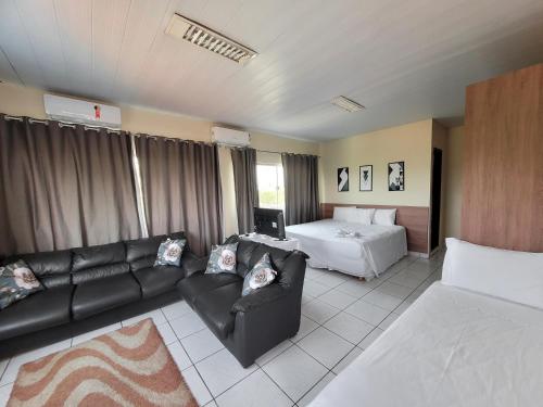 salon z kanapą i łóżkiem w obiekcie Carajas Hotel w mieście Parauapebas