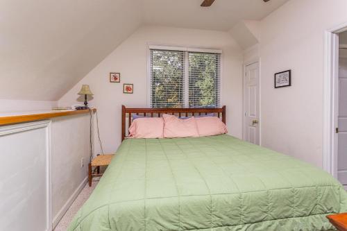 Posteľ alebo postele v izbe v ubytovaní Little Gingerbread Cabin - 110 Jordan Lane