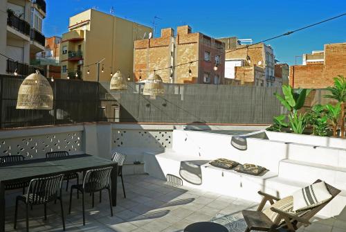 patio con mesa y sillas en el balcón en Fridays Flats Onix House, en Barcelona