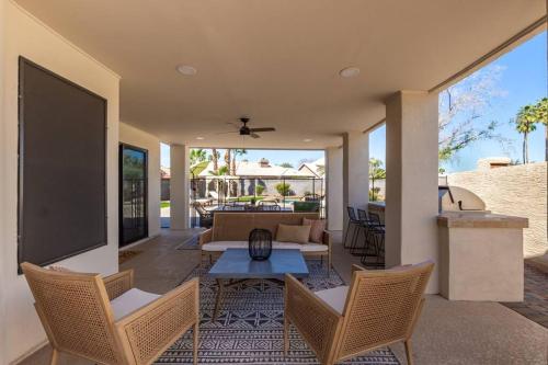 Pristine 3 Bd Gilbert Home w/ Resort like Pool – Photos 2