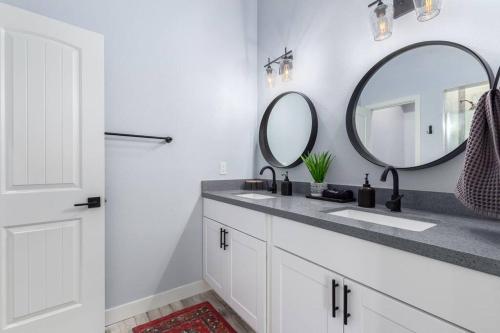 Pristine 3 Bd Gilbert Home w/ Resort like Pool – Photos 3