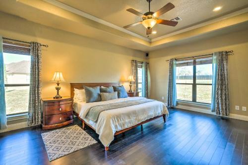 1 dormitorio con 1 cama y ventilador de techo en Spacious La Vernia Home, 30 Mi to San Antonio, en La Vernia