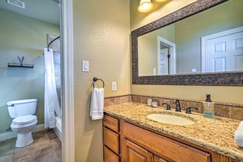 y baño con lavabo, aseo y espejo. en Spacious La Vernia Home, 30 Mi to San Antonio, en La Vernia