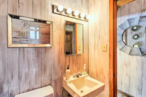 Koupelna v ubytování Lake Hamilton Cabin Boating Getaway!