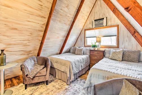 1 dormitorio con 2 camas y 1 silla en el ático en Lake Hamilton Cabin Boating Getaway!, en Hot Springs