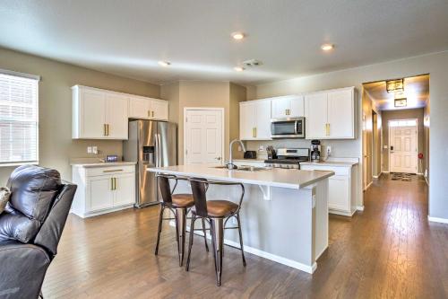 Una cocina o zona de cocina en 10 Mi to DIA Spacious Aurora House with Yard!