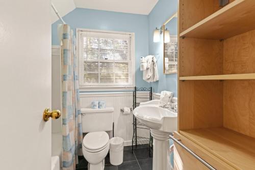 La salle de bains est pourvue de toilettes et d'un lavabo. dans l'établissement OceanWood, Unit 112, à East End