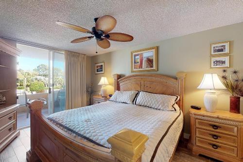 Postel nebo postele na pokoji v ubytování North Breakers - Unit 202, Wood Ave
