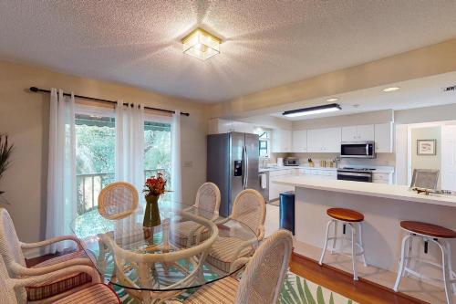 eine Küche und ein Esszimmer mit Tisch und Stühlen in der Unterkunft Coastal Cottage - 111 Mews Circle in King City