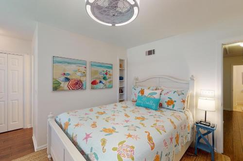 um quarto com uma cama com um edredão colorido em Coastal Dream - 2232 Ocean Rd em Saint Simons Island