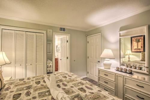 Un dormitorio con una cama, una cómoda y un espejo. en Cozy Myrtle Beach Escape with Resort Amenities!, en Myrtle Beach
