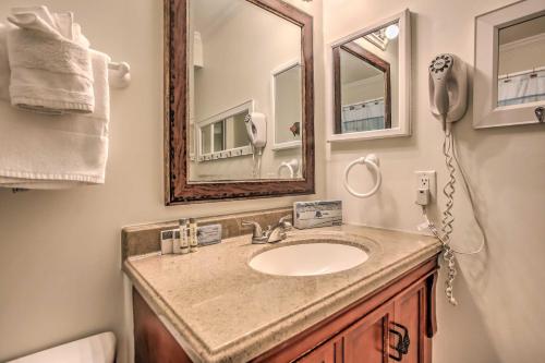 un baño con lavabo y espejo en Cozy Myrtle Beach Escape with Resort Amenities!, en Myrtle Beach