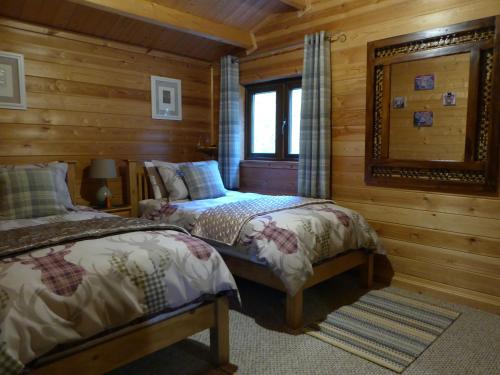 Ένα ή περισσότερα κρεβάτια σε δωμάτιο στο Cairnhill Lodge - Award-Winning Luxury Highland Retreat