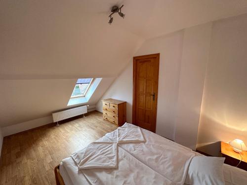 a bedroom with a bed and a dresser and a window at HAnd Birtok in Siklós