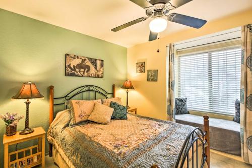 Schlafzimmer mit einem Bett und einem Deckenventilator in der Unterkunft Pet-Friendly Tucson Home with Heated Pool and Hot Tub in Tucson