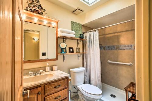 La salle de bains est pourvue de toilettes, d'un lavabo et d'une douche. dans l'établissement Pet-Friendly Tucson Home with Heated Pool and Hot Tub, à Tucson