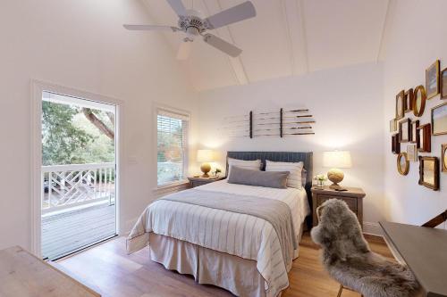 Ένα ή περισσότερα κρεβάτια σε δωμάτιο στο Keep Palm and Carry on - 4327 Sixth St