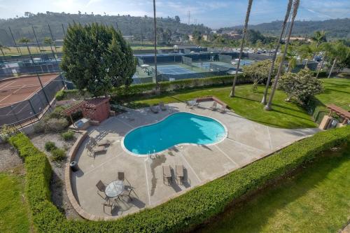 Gallery image of 2BR Private Balcony Overlooking Pool, Gated Parking, Walk to Resort in Carlsbad