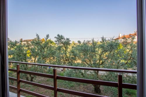 een balkon met uitzicht op de bomen bij Olive Garden Hotel in İznik