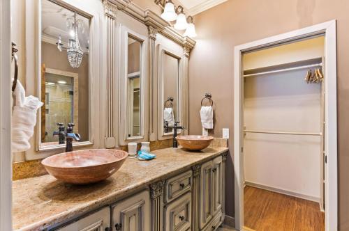een badkamer met 2 wastafels en een grote spiegel bij Village Villa - 102 Strachan Lane in King City