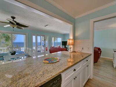 eine Küche mit einer Arbeitsplatte und ein Wohnzimmer in der Unterkunft The Seaclusion Top Floor - 300 Seventh Street in Saint Simons