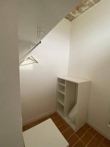 a room with a white wall and a white cabinet at Arcadia Agriturismo in San Nicola Manfredi