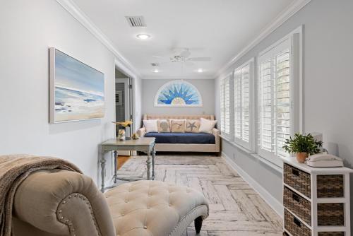 - un salon avec un lit et une fenêtre dans l'établissement Pelican's Porch - 4318 Eighth Street, à Île de Saint-Simon