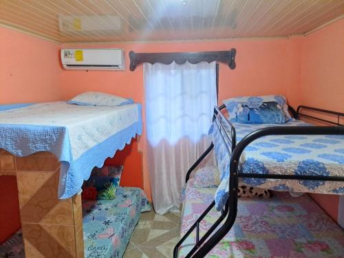 Ένα ή περισσότερα κρεβάτια σε δωμάτιο στο Hostal Familiar Noemi