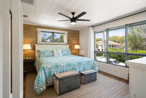 Кровать или кровати в номере Three Oaks Beach Cottage - 2215 Bruce Drive