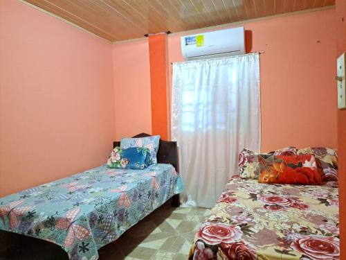 Ένα ή περισσότερα κρεβάτια σε δωμάτιο στο Hostal Familiar Noemi