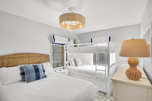 - une chambre avec deux lits superposés et une lampe dans l'établissement Everlasting Moon - 1204 George Lotson Avenue, à Demere Park