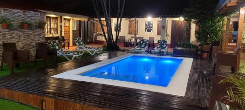una piscina en un patio trasero por la noche en Casa 24 Puerto Iguazu en Puerto Iguazú