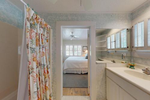 łazienka z umywalką oraz sypialnia z łóżkiem w obiekcie You are my Sunshine - 4213 Fifth Street w mieście Wyspa St. Simons