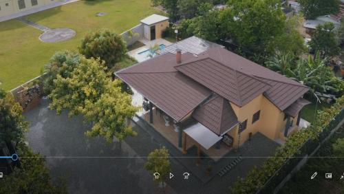 an overhead view of a house with a roof at Villa Rosalía Jarabacoa con Piscina Climatizada in Jarabacoa