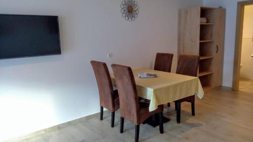 uma sala de jantar com mesa e cadeiras e um quadro-negro em Obergereuth Hof em San Martino