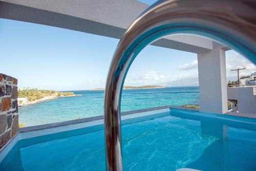 einen Pool mit Meerblick in der Unterkunft Ammos Lux Apartments Crete in Agios Nikolaos