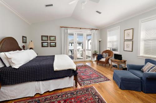 a bedroom with a bed and a couch at Satilla Cottage - 15 Coast Cottage Ln in East End