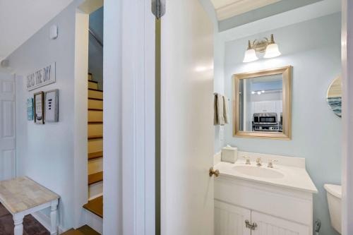 ein weißes Badezimmer mit Waschbecken und Spiegel in der Unterkunft Sunny Dayz - 4 bedrooms 1122 & 1124 Park in Demere Park