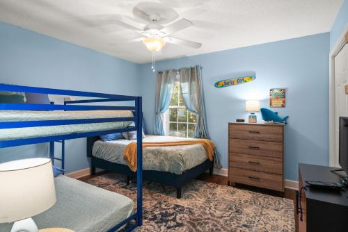 ein Schlafzimmer mit blauen Wänden und einem Etagenbett in der Unterkunft Sunny Dayz - 4 bedrooms 1122 & 1124 Park in Demere Park