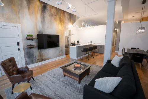 ルイスビルにあるSleeps18 9Beds 7BR 4BA Swepson Estateのソファとテーブルのあるリビングルーム