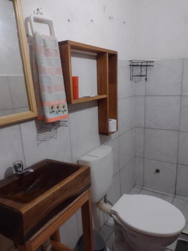 een badkamer met een toilet en een wastafel bij La posada del sol in Posadas