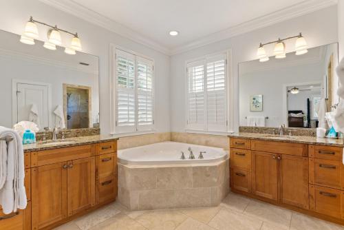 Koupelna v ubytování Don't Worry, Beach Happy - 4327 Twelth Street