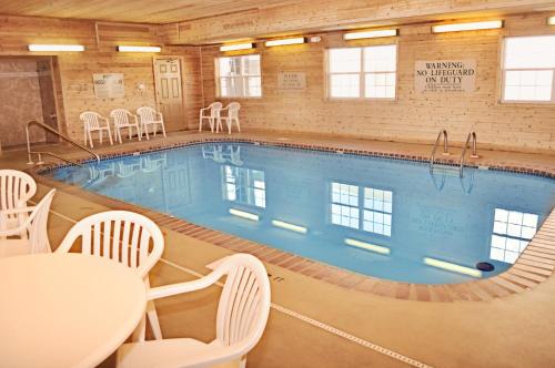 Бассейн в Country Inn & Suites by Radisson, Kearney, NE или поблизости