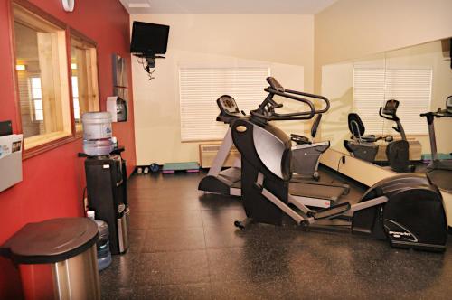 Фитнес-центр и/или тренажеры в Country Inn & Suites by Radisson, Kearney, NE