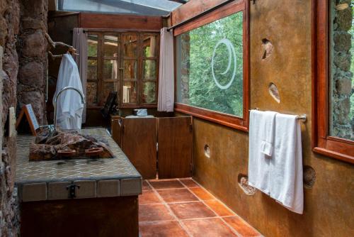Phòng tắm tại Nirvana Restaurant & Retreat