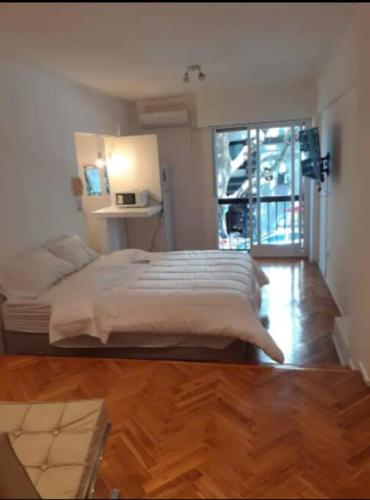 Un dormitorio con una cama grande y una ventana en -1D- Lagos Bosques de Palermo- Subte - LA PAGA DEBE SER A TRAVÉS DE PAYPAL Y POR ADELANTADO en Buenos Aires