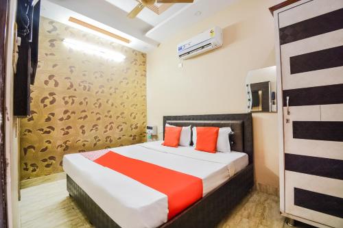 Een bed of bedden in een kamer bij OYO Hotel Noor Palace