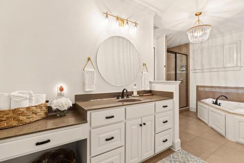 ein Badezimmer mit Waschbecken und Spiegel in der Unterkunft Heron Cottage - 309 Kelsall Ave in Kings Terrace